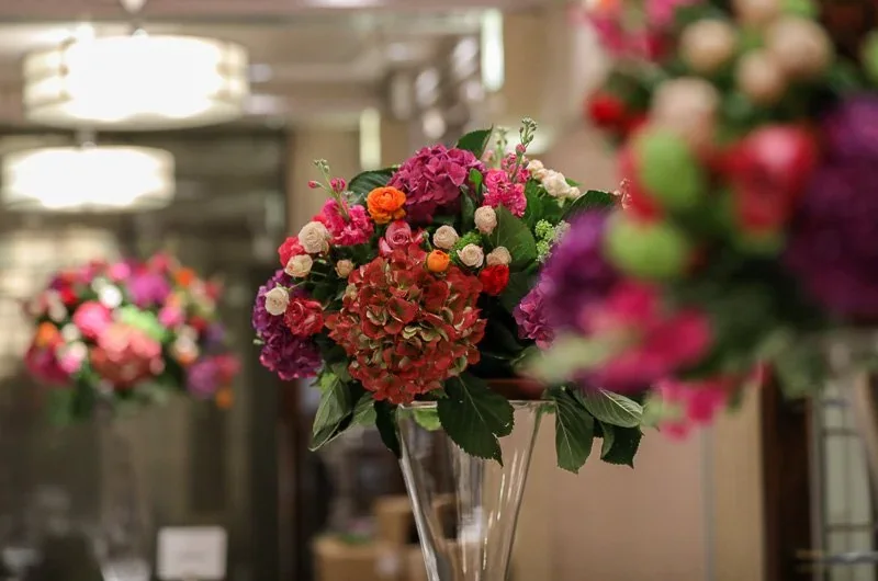 Bright event centrepiece of roses and berries