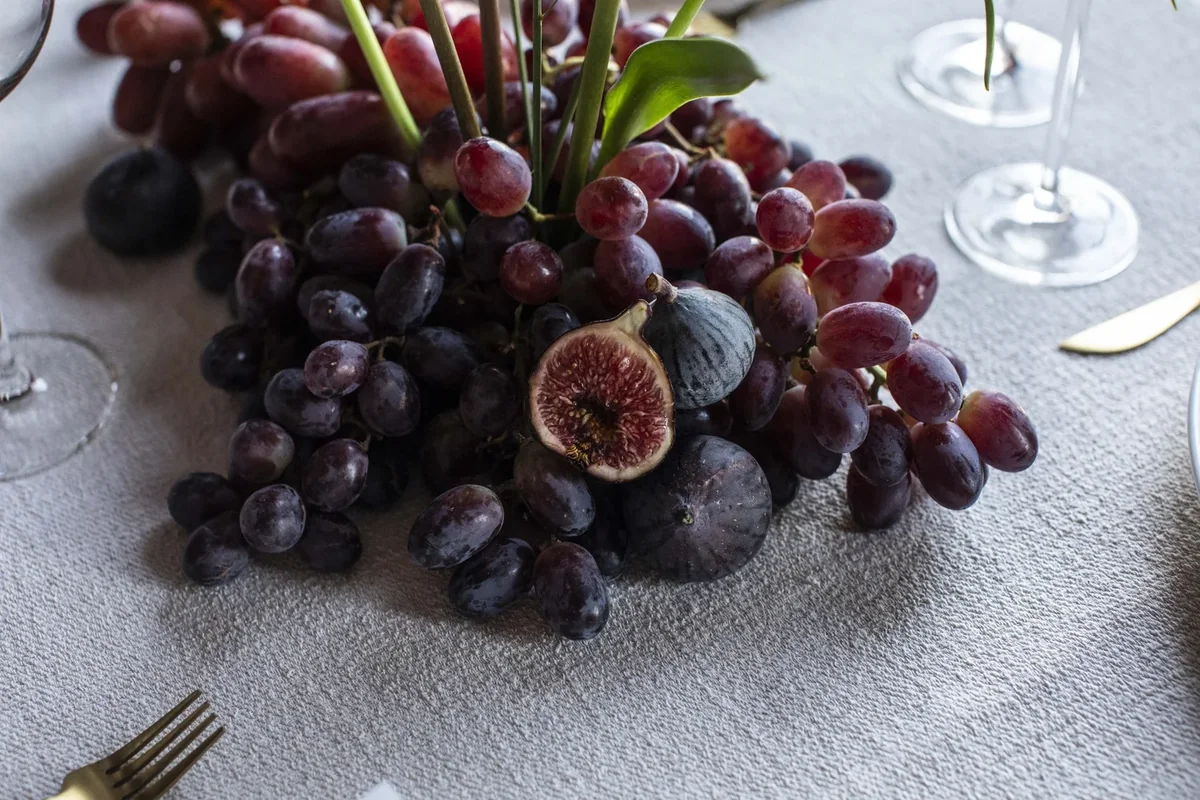 Grapes and figs used as an understated table detail
