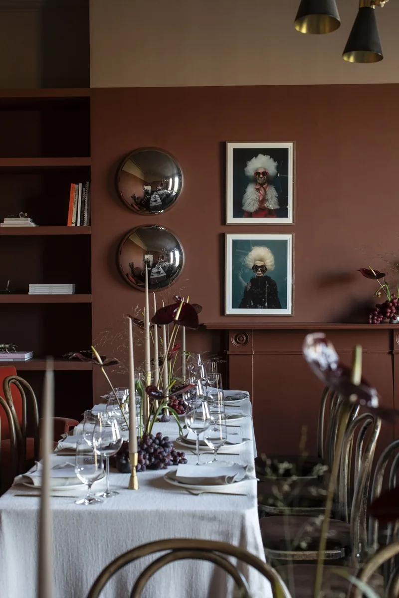 Candlelit private dining table with minimal seasonal flowers